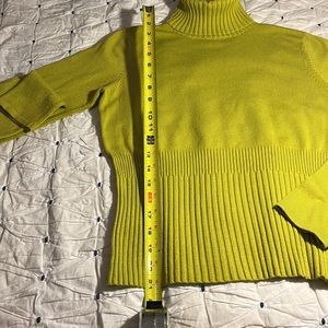 Green turtleneck with ribbed collar and waist line